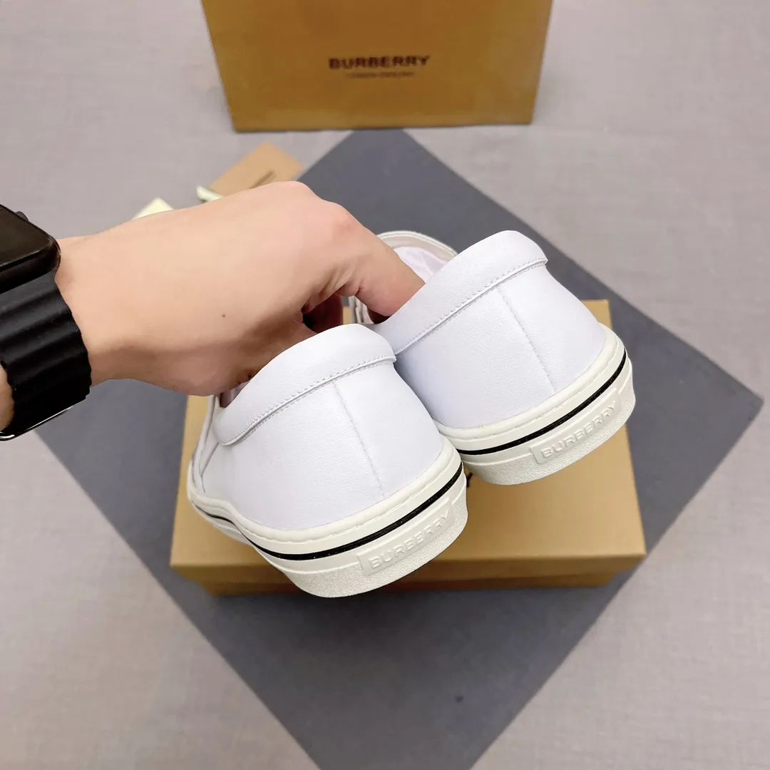◾️▫️P380. B's 2025 spring and summer new product, men's classic low-top slip-on sneakers, made of classic retro B's printed canvas material, spliced ​​with layered calfskin, and decorated with a new brand logo. First-layer cowhide lining, embossed Burberry logo on the heel, and original TPU outsole! Size: 38-45 No. 004
